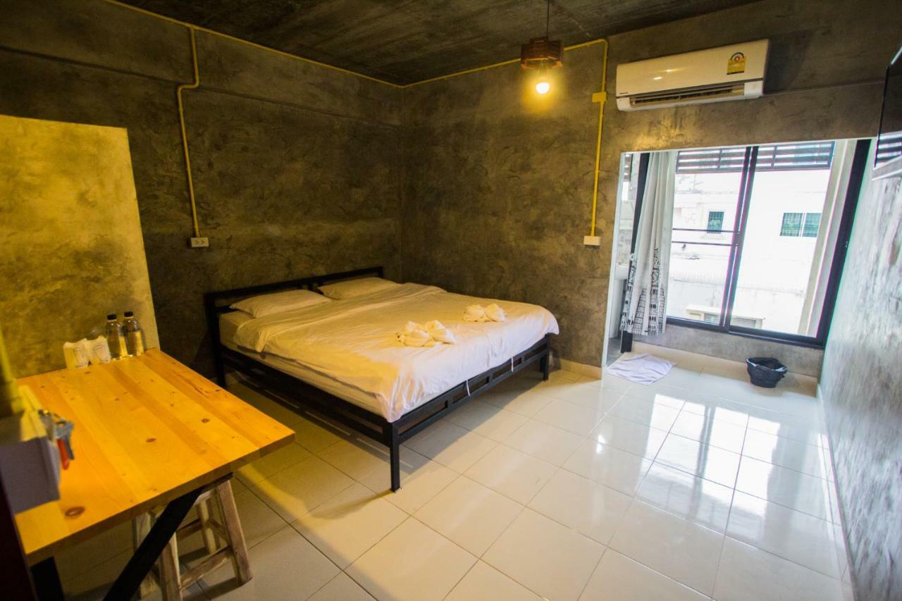 The Sky Loft Hotel 빠툼 타니 외부 사진