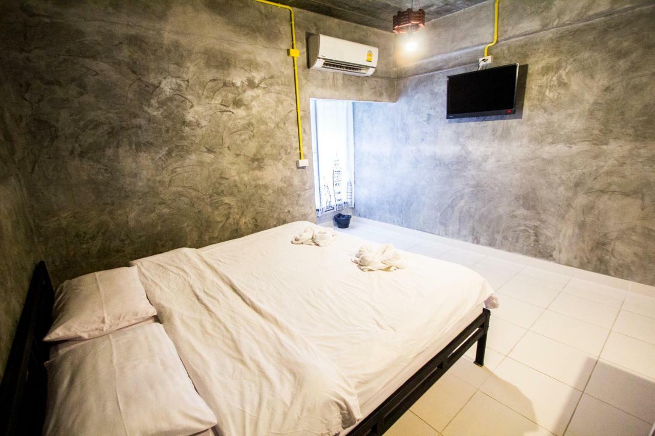 The Sky Loft Hotel 빠툼 타니 외부 사진