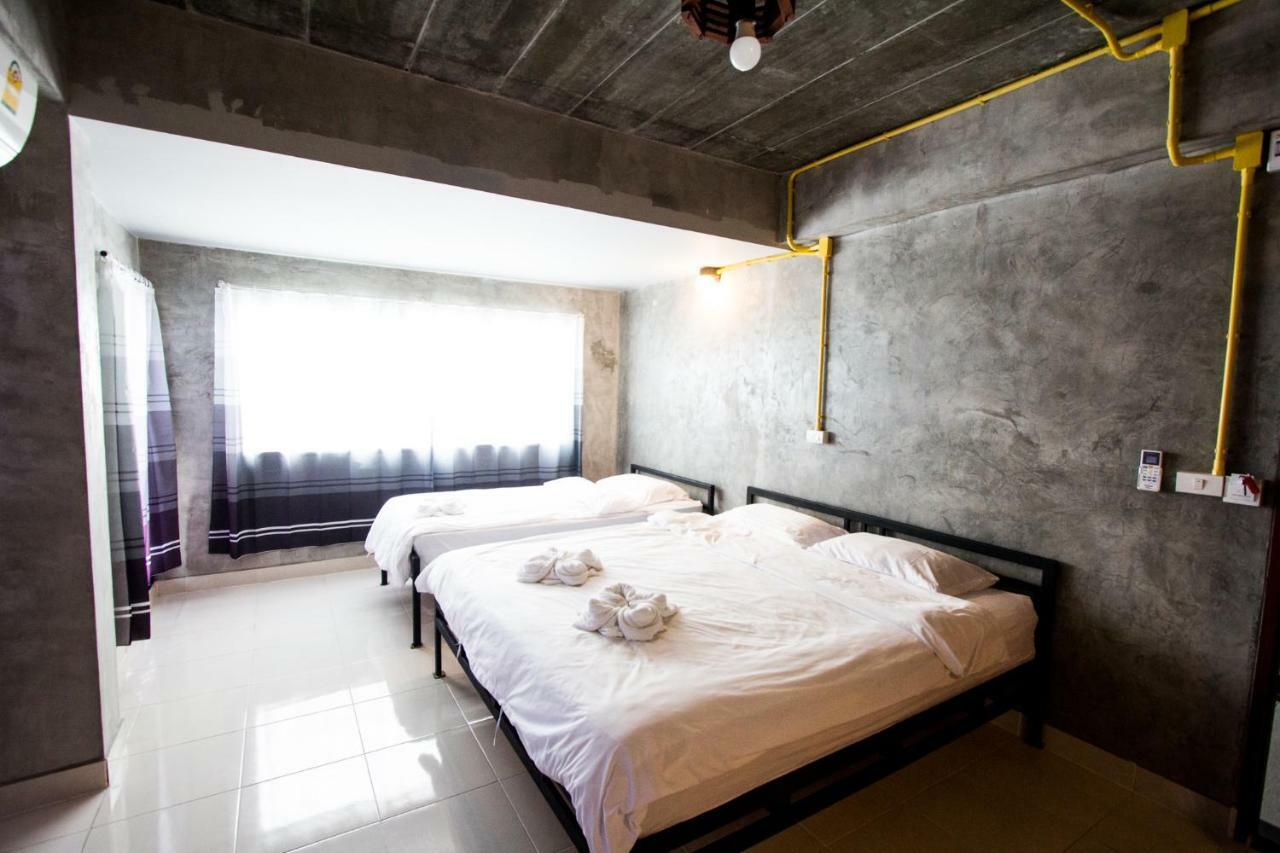 The Sky Loft Hotel 빠툼 타니 외부 사진