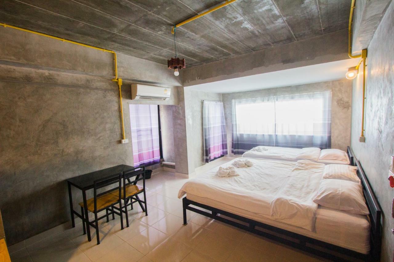 The Sky Loft Hotel 빠툼 타니 외부 사진