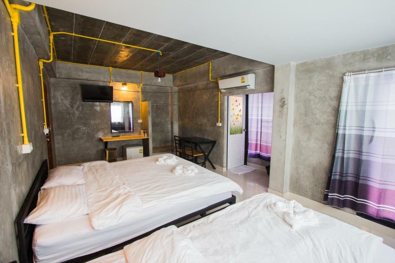 The Sky Loft Hotel 빠툼 타니 외부 사진