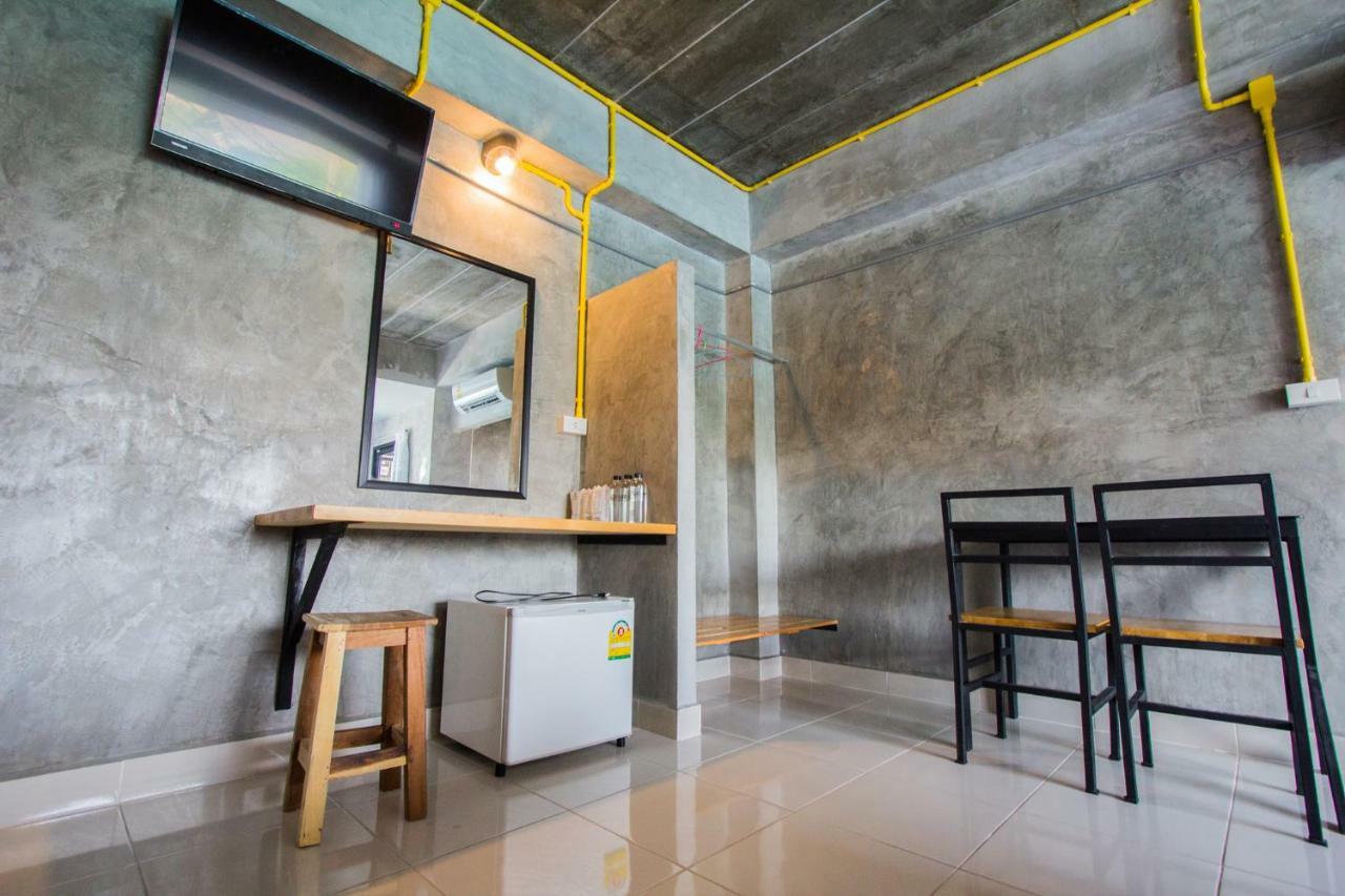 The Sky Loft Hotel 빠툼 타니 외부 사진